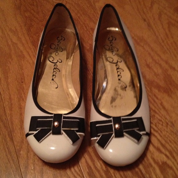 Sergio Zelcer Cream shoes with black bow - Picture 2 of 4