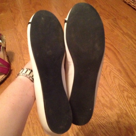 Sergio Zelcer Cream shoes with black bow - Picture 3 of 4