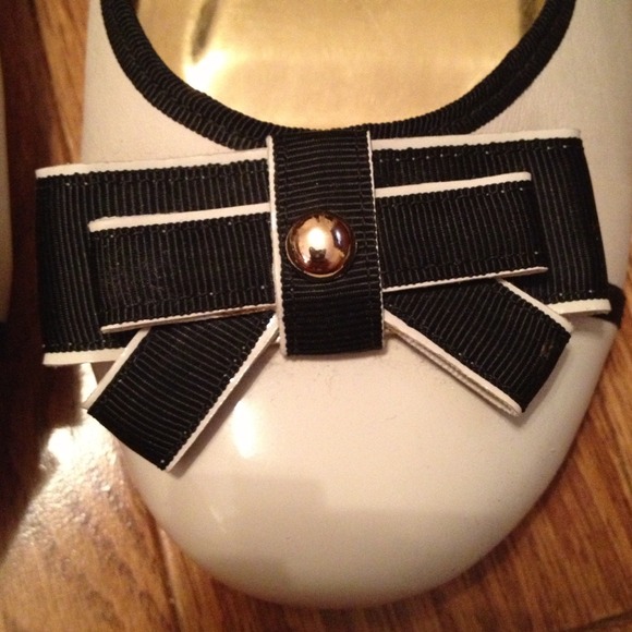 Sergio Zelcer Cream shoes with black bow - Picture 4 of 4