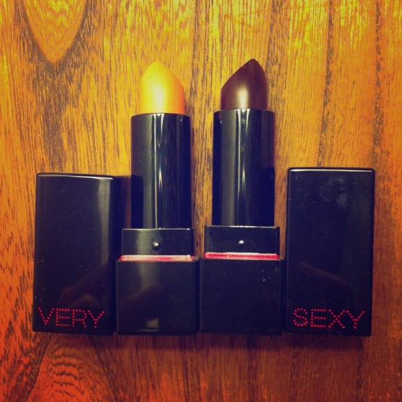Bundle 2 Victoria's Secret lipsticks 💋