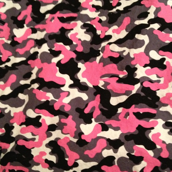 Camo scrub top **SOLD** - Picture 2 of 3
