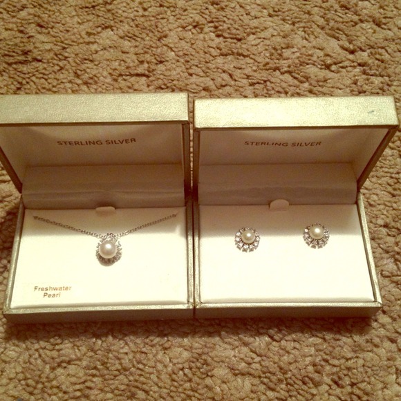 Classic jewel and pearl set, necklace and earrings