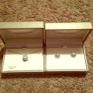 Classic jewel and pearl set, necklace and earrings