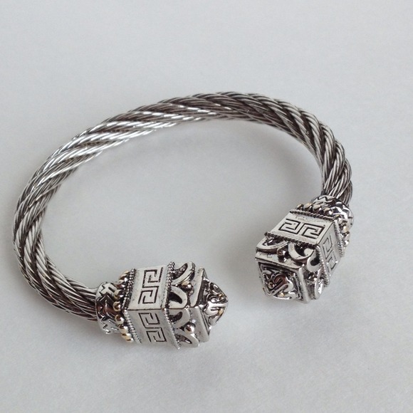 **REDUCED** Gorgeous piece of fashion jewelry - Picture 1 of 1