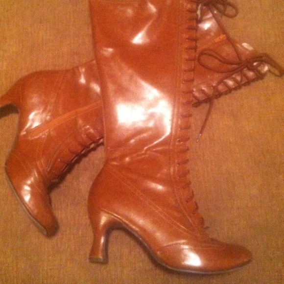 Vintage style below the knee heeled boot! - Picture 2 of 4