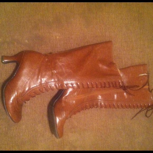 Vintage style below the knee heeled boot! - Picture 3 of 4