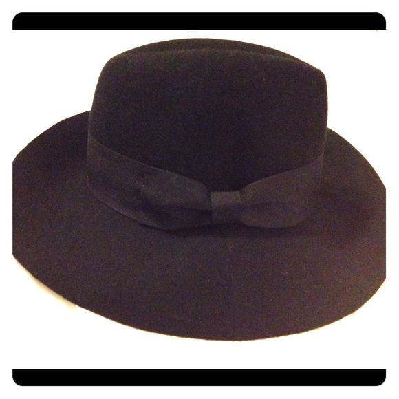 BCBG Accessories - BCBG hat brand new