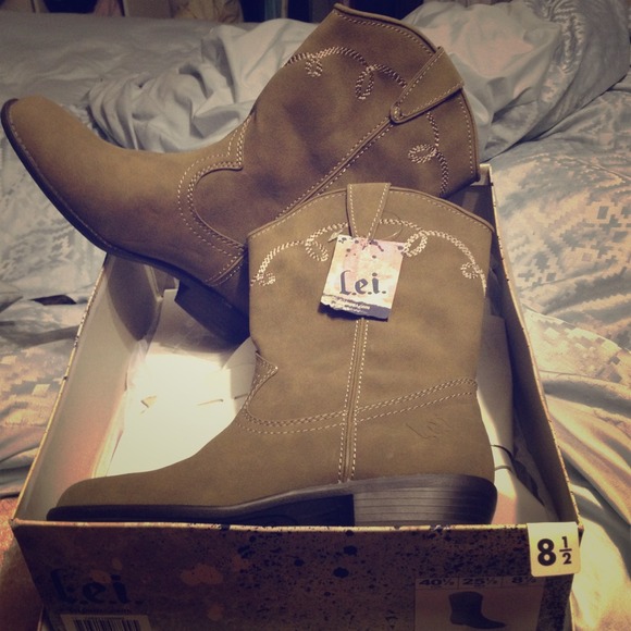 NWT cowgirl boots!