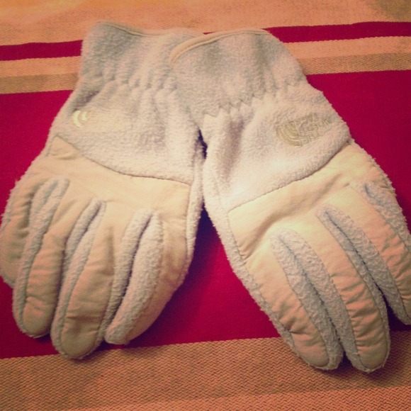 Girls North Face Gloves!