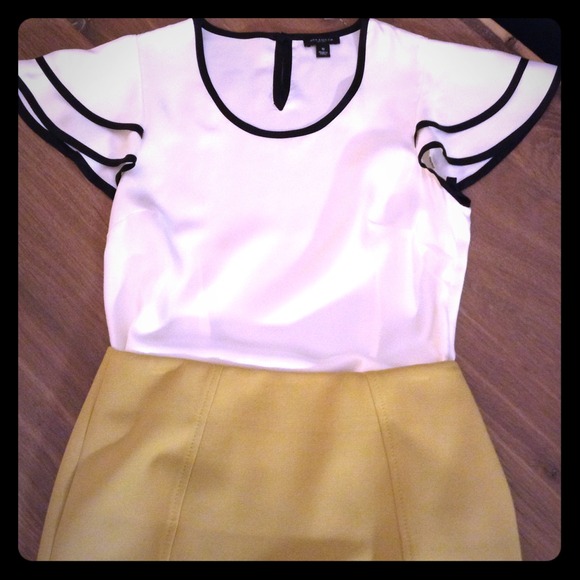SOLD IN BUNDLE - Cream blouse with black piping
