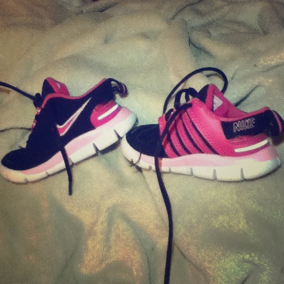 Pink & Black Nike sneakers for Girls!