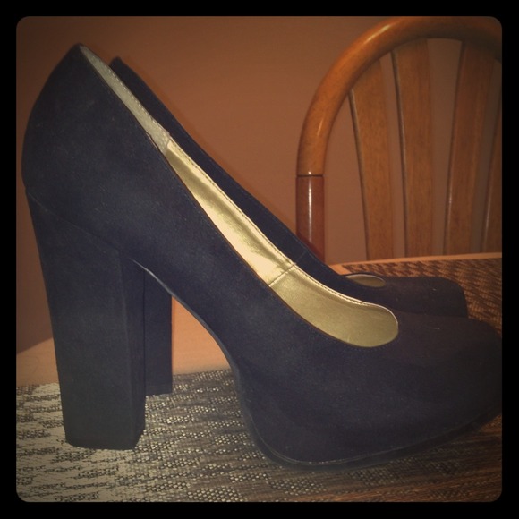 Black pumps