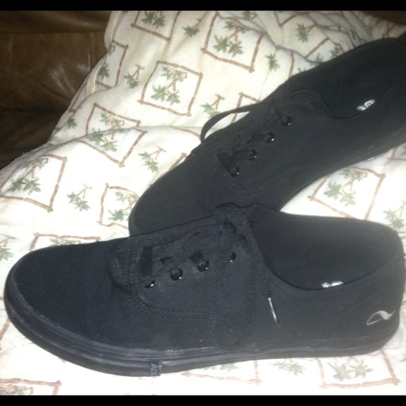 Men's Adio black canvas size 12