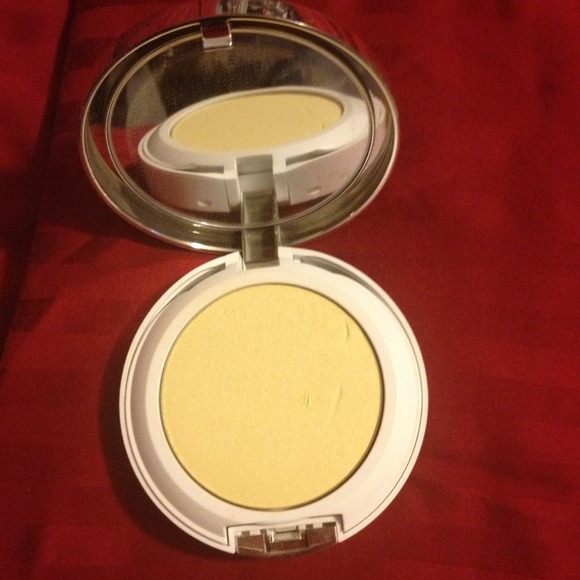 Clinique redness solutions powder