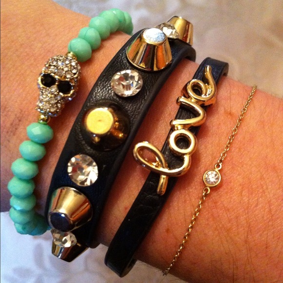 ❌SOLD❌NEW Mint Green Skull Stretchy Bracelet - Picture 2 of 3