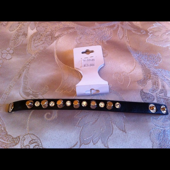 ❌SOLD❌NEW Faux Leather Cuff Studs and Rhinestones - Picture 3 of 3