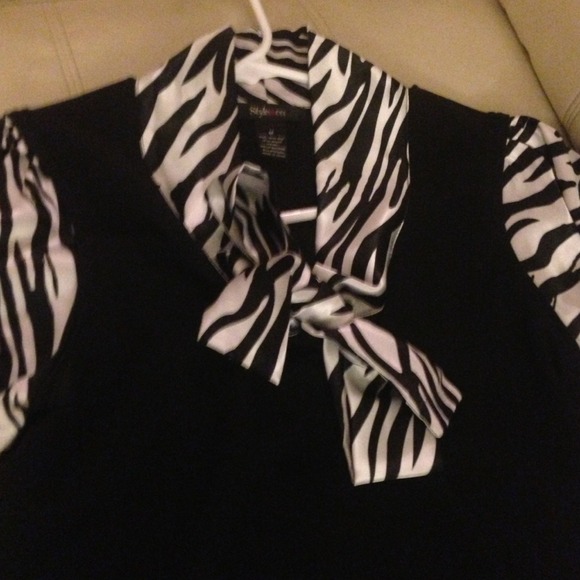 Satin cap sleeves and collar black top - Picture 2 of 4