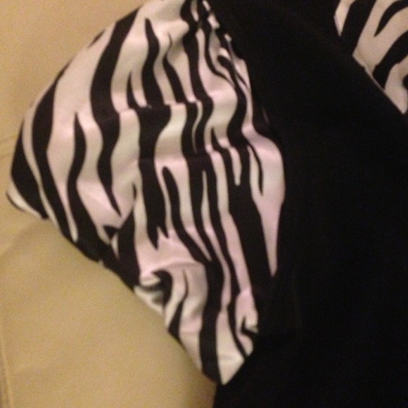 Satin cap sleeves and collar black top - Picture 3 of 4