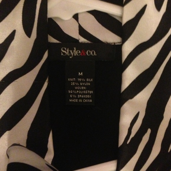 Satin cap sleeves and collar black top - Picture 4 of 4