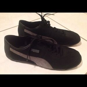 Men's Black and Gray Pumas Shoe Size 8