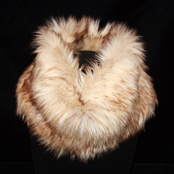 American Eagle - NWT - Fur Scarf/Collar