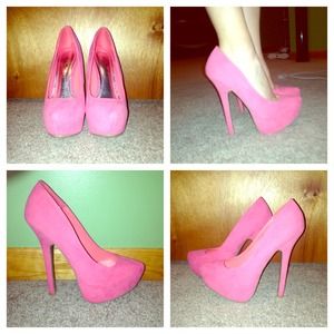 Anne Michelle Coral/Pink Suede Pumps