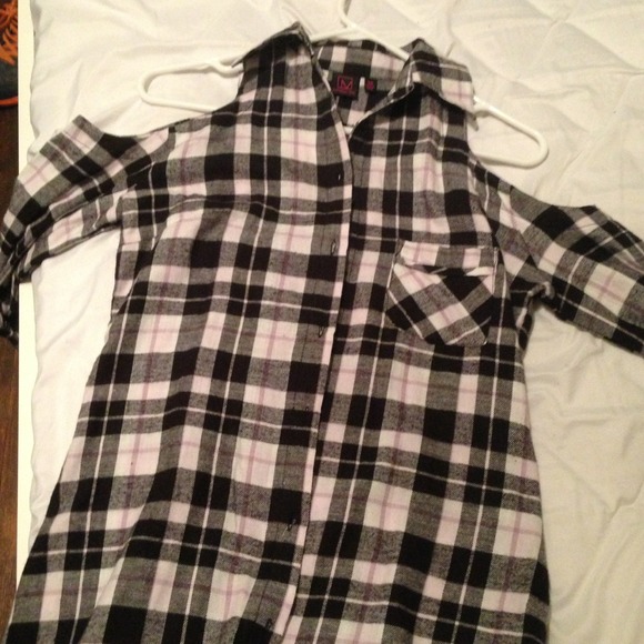 Shoulder less button up - Picture 2 of 3