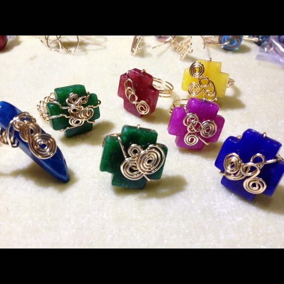 Anillos en piedras varias..