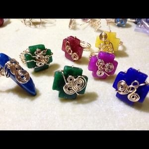 Anillos en piedras varias..