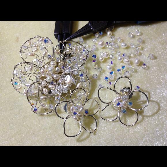 Broche y zarcillos...