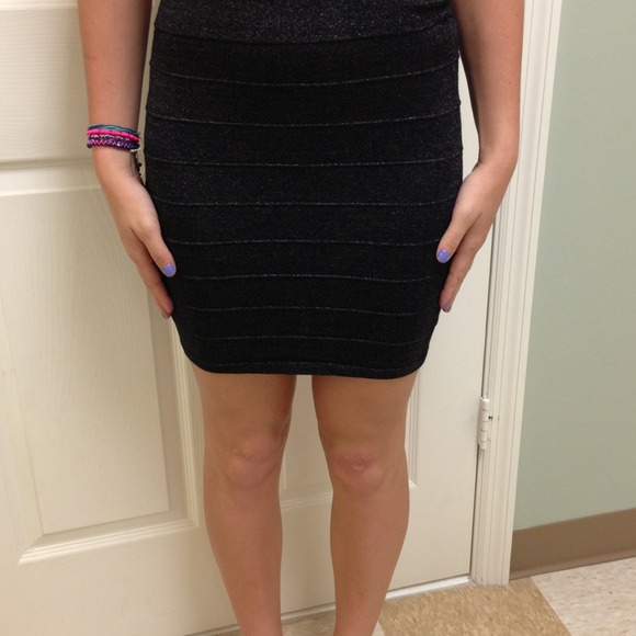 Black skirt with gold sparkles. - Picture 3 of 3