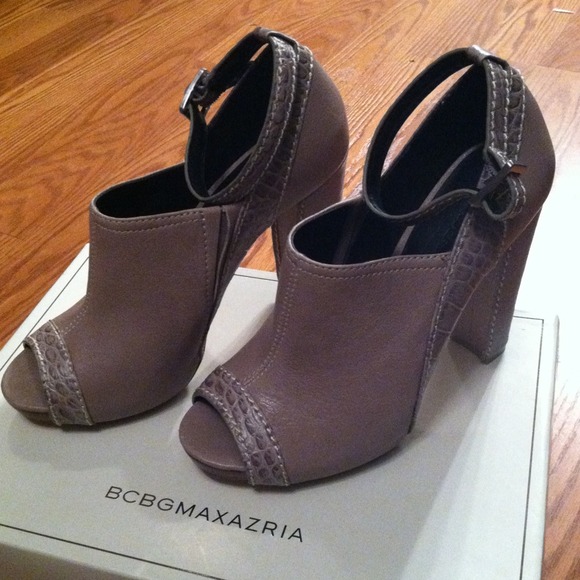 ❤SOLD❤BCBG Peeptoe Heels