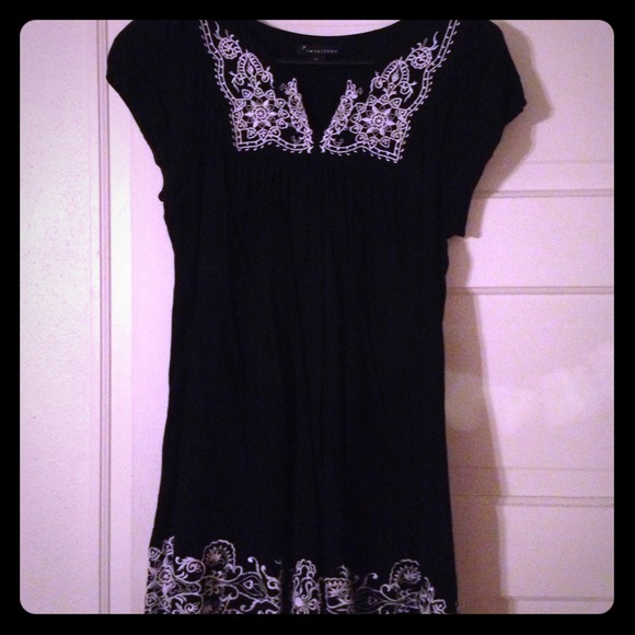 SOLD IN BUNDLE Black and white embroidered tunic
