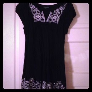 SOLD IN BUNDLE Black and white embroidered tunic