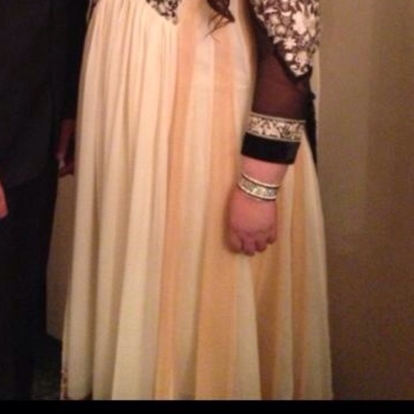 Thread and motifs gown .. - Picture 2 of 2