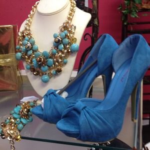 The necklace n shoes