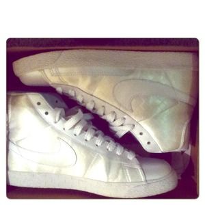 👣Pearl white Nike high tops