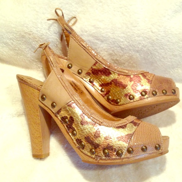 Beautiful Gold Leopard print Not Rated Heels