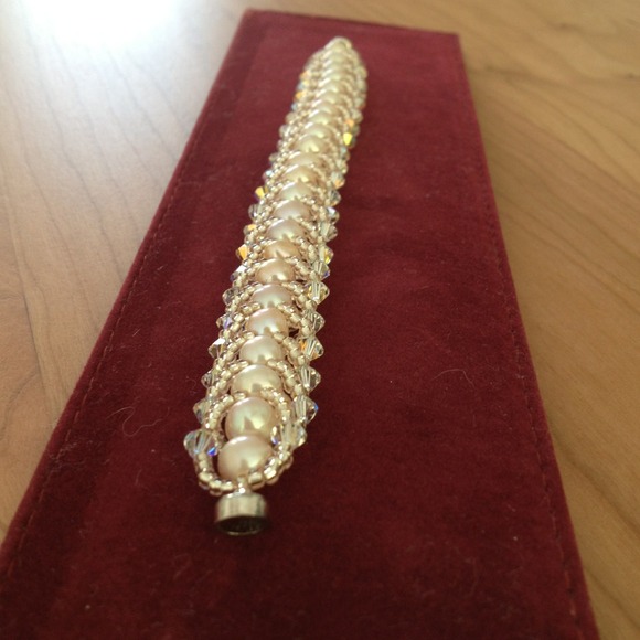Pearl and crystal caterpillar bracelet - Picture 2 of 4