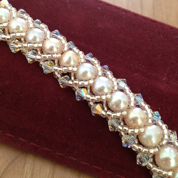 Pearl and crystal caterpillar bracelet - Picture 3 of 4