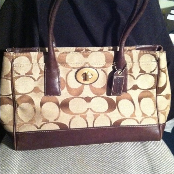 Authentic Coach Hamptons Medium Tote