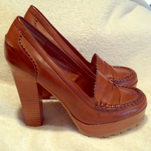 NIB Classic Tan leather pumps.