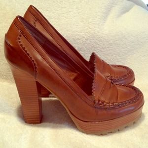 NIB Classic Tan leather pumps.