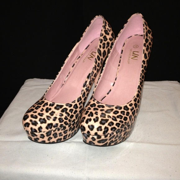 Pinkish nude leopard heels
