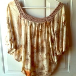 This shirt looks super cute with leggings!