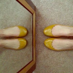 Steve Madden mustard flats!