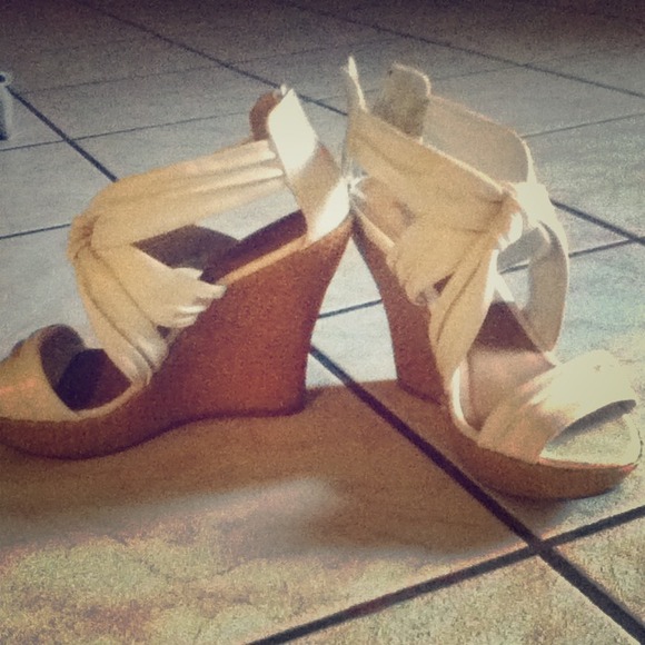 White knotted wedges