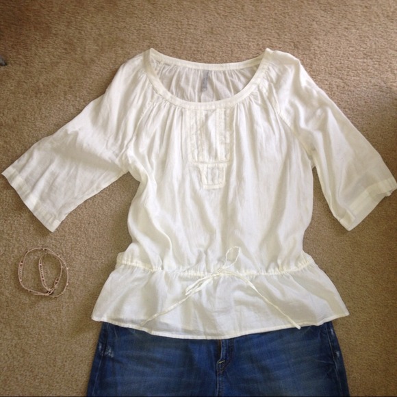 📍SOLD📍 Off white top - Picture 2 of 3