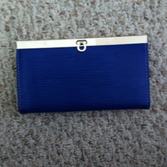 ✋👀❌SOLD❌ Pretty blue clutch!