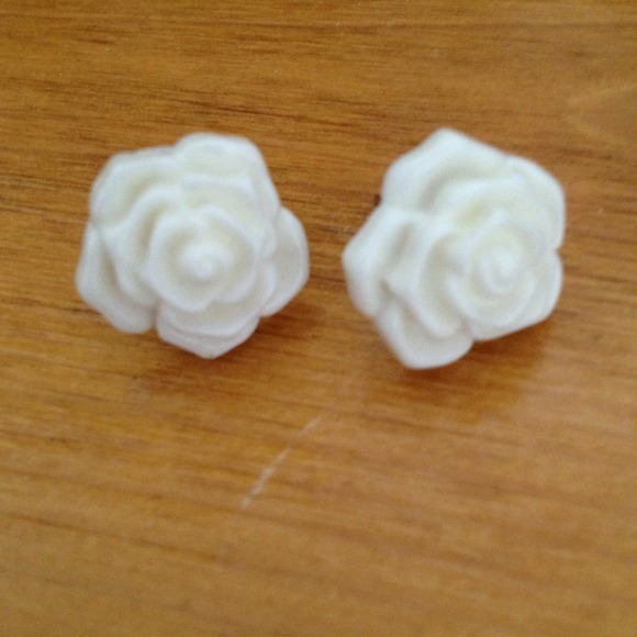 ❌❌Sold in bundle-White rose earrings